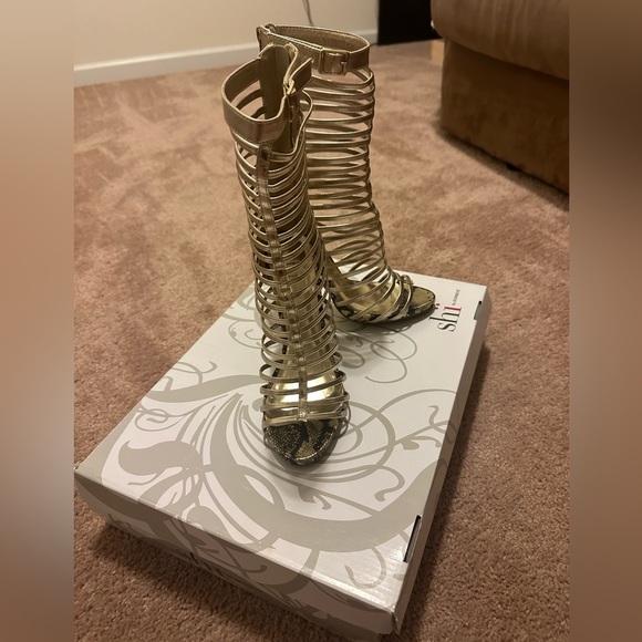 Stylist Strappy Open-Toe Heels - Picture 2 of 3